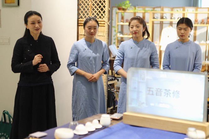 大可老师和她的茶修师.JPG 大可老师和她的茶修师.JPG