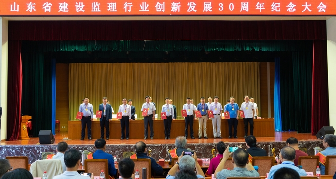 纪森领奖.jpg 纪森领奖.jpg