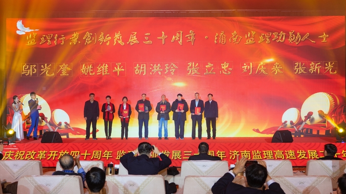 颁奖.jpg 颁奖.jpg